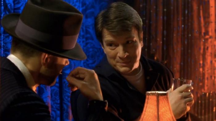 Nathan Fillion در صحنه سریال تلویزیونی Community به همراه Joel McHale