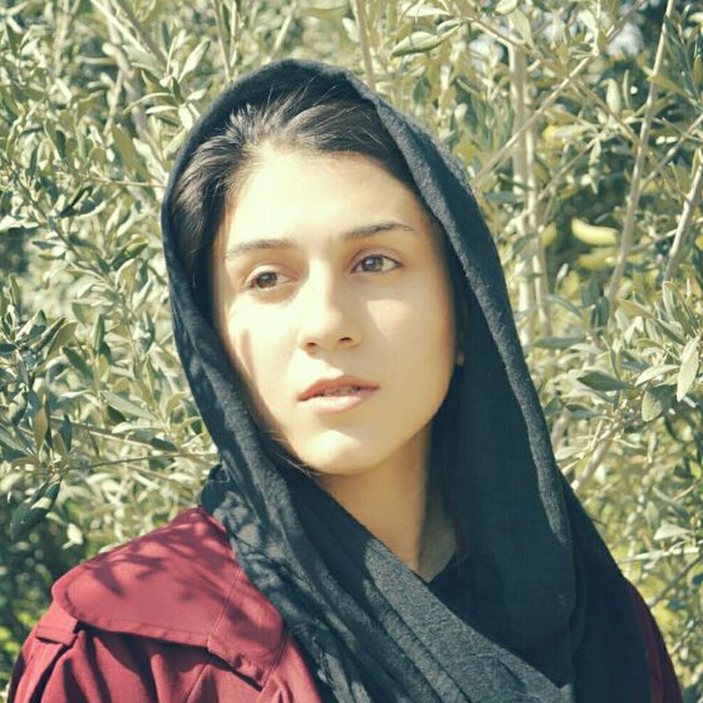 تصویری از فاطمه عریضی، بازیگر سینما و تلویزیون در حال بازیگری سر صحنه یکی از آثارش