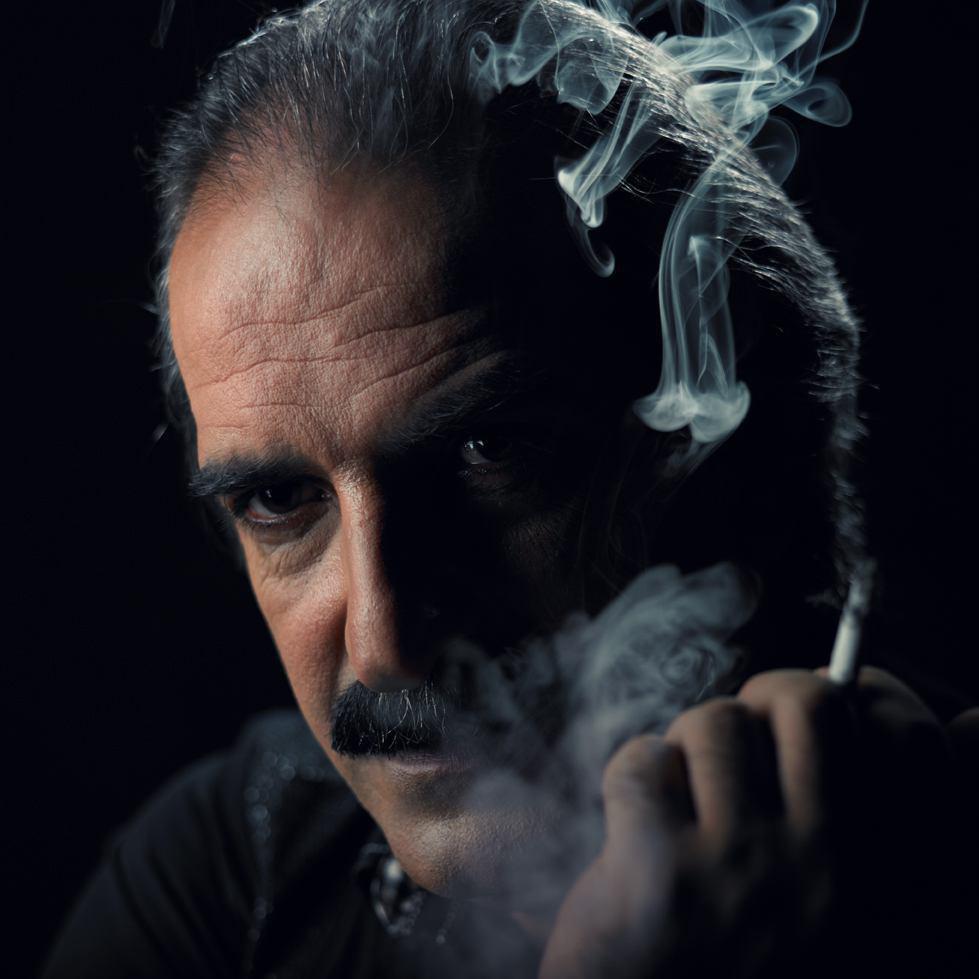 تصویری از علیرضا چولابی، بازیگر سینما و تلویزیون در حال بازیگری سر صحنه یکی از آثارش
