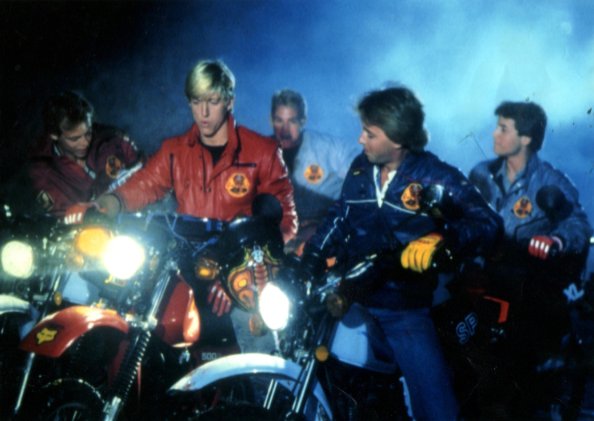 Chad McQueen در صحنه فیلم سینمایی پسر کاراته 1 به همراه William Zabka، Tony O'Dell، Ron Thomas و Rob Garrison