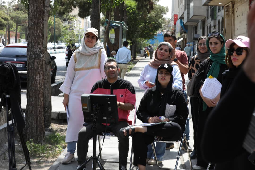 تصویری از امیر کرم یزدی، کارگردان و نویسنده سینما و تلویزیون در پشت صحنه یکی از آثارش
