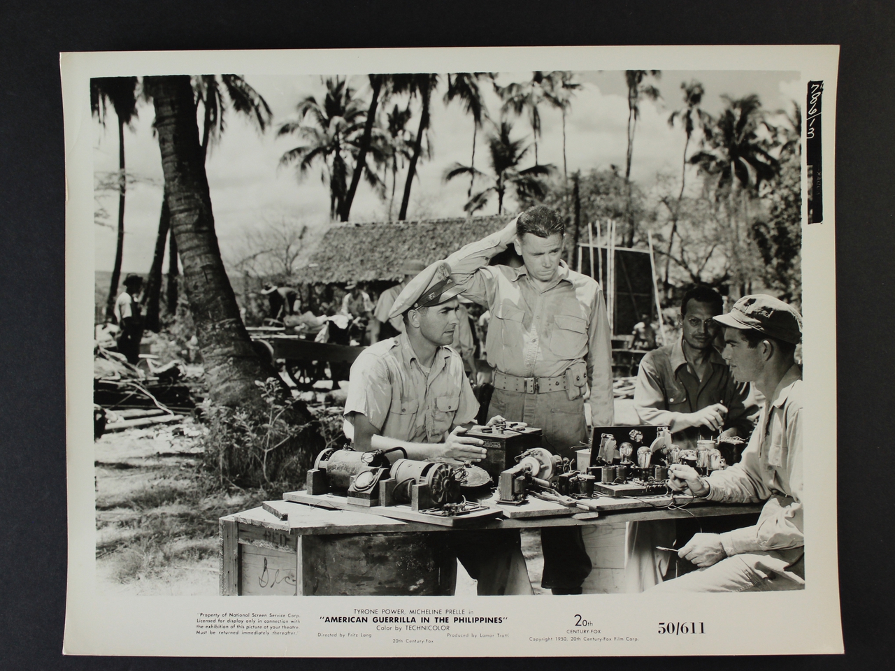 Tyrone Power در صحنه فیلم سینمایی American Guerrilla in the Philippines به همراه Tom Ewell و Juan Torena