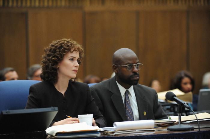 سارا پاولسون در صحنه سریال تلویزیونی داستان جنایت آمریکایی به همراه Sterling K. Brown