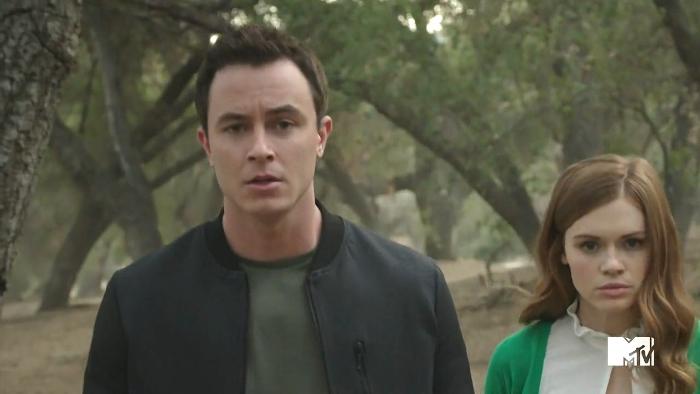 Ryan Kelley در صحنه سریال تلویزیونی گرگ نوجوان به همراه Holland Roden