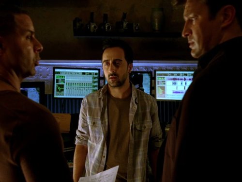 Jon Huertas در صحنه سریال تلویزیونی کستل به همراه Amir Talai و Nathan Fillion