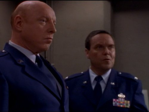 Tom McBeath در صحنه سریال تلویزیونی دروازه ستارگان اس جی-۱ به همراه Don S. Davis