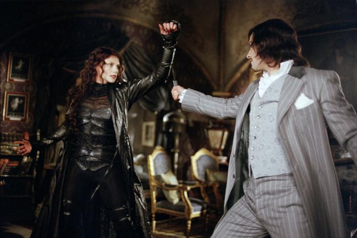 Stuart Townsend در صحنه فیلم سینمایی انجمن نجیب زادگان عجیب به همراه Peta Wilson