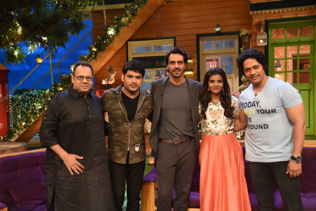 Arjun Rampal در صحنه سریال تلویزیونی The Kapil Sharma Show به همراه Iyshwarya Rajesh و Kapil Sharma