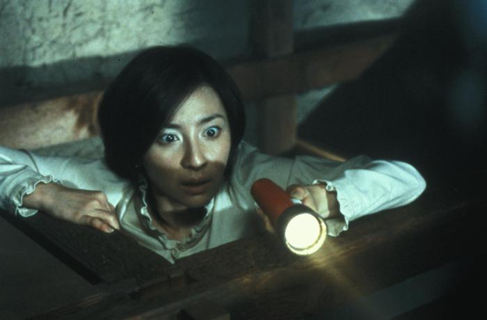 Megumi Okina در صحنه فیلم سینمایی Ju-on