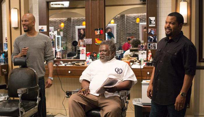 Cedric the Entertainer در صحنه فیلم سینمایی آرایشگاه: اصلاح بعدی به همراه کامن و Ice Cube