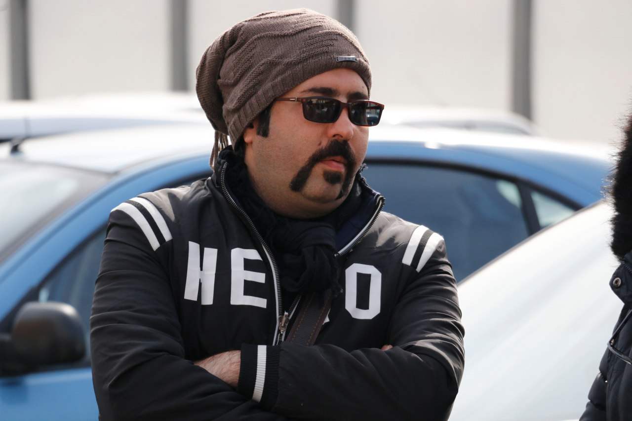 تصویری از محمد‌جواد شکریان، دستیار صحنه و بازیگر سینما و تلویزیون در حال بازیگری سر صحنه یکی از آثارش