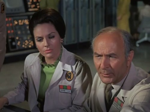 Lee Meriwether در صحنه سریال تلویزیونی The Time Tunnel به همراه John Zaremba