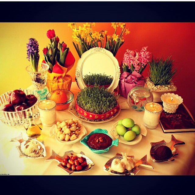 تصویری از بابک حمیدیان، بازیگر و تهیه کننده سینما و تلویزیون در حال بازیگری سر صحنه یکی از آثارش