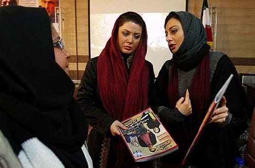 نازنین کریمی در صحنه سریال تلویزیونی دختران حوا به همراه یکتا ناصر