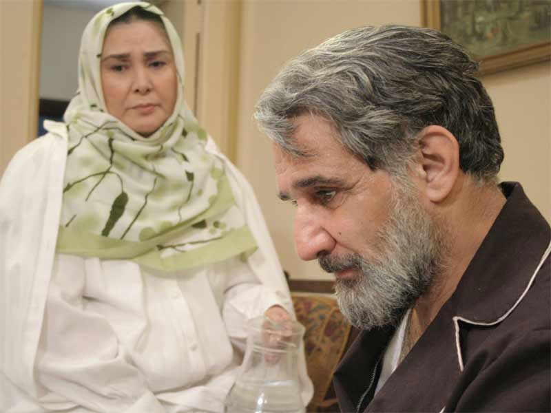 آفرین عبیسی در صحنه سریال تلویزیونی روزگار قریب به همراه مهدی هاشمی