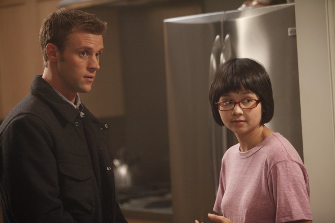 Charlyne Yi در صحنه سریال تلویزیونی دکتر هاوس به همراه Jesse Spencer