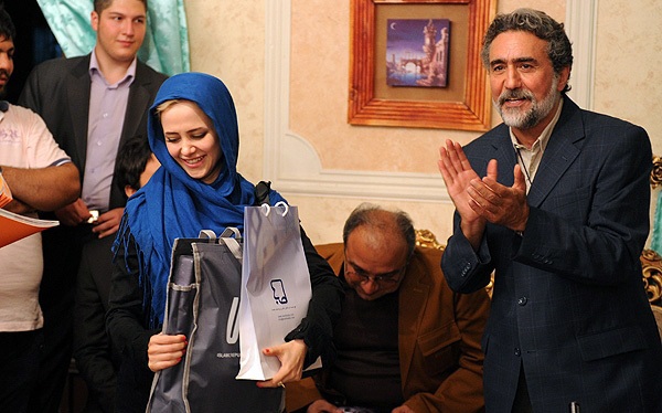 الناز حبیبی در پشت صحنه سریال تلویزیونی فاصله‌ها به همراه رضا توکلی