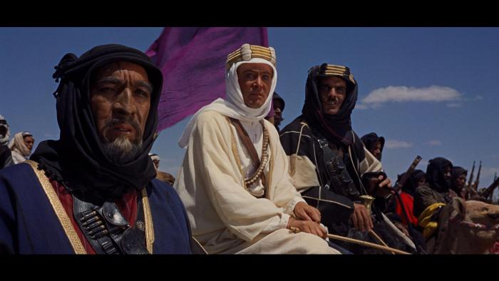 آنتونی کوئین در صحنه فیلم سینمایی لورنس عربستان به همراه Peter O'Toole و عمر شریف