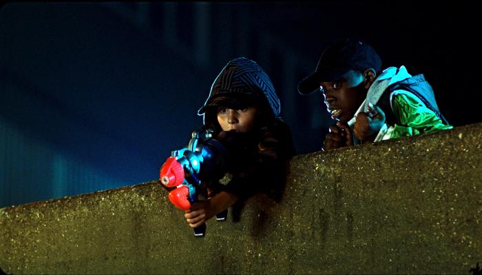 Sammy Williams در صحنه فیلم سینمایی به محله حمله کن به همراه Michael Ajao