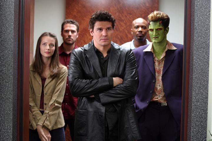 David Boreanaz در صحنه سریال تلویزیونی Angel به همراه Amy Acker، Andy Hallett، Alexis Denisof و J. August Richards