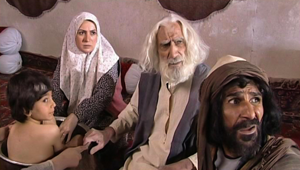 فرحناز منافی‌ظاهر در صحنه سریال تلویزیونی روزگار قریب به همراه حسین پناهی