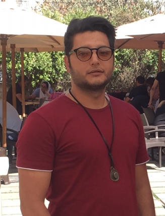 تصویری از محمد منتظمی، بازیگر و دستیار کارگردان سینما و تلویزیون در حال بازیگری سر صحنه یکی از آثارش