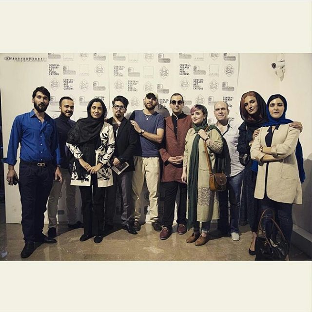 تصویری از بابک حمیدیان، بازیگر و تهیه کننده سینما و تلویزیون در حال بازیگری سر صحنه یکی از آثارش