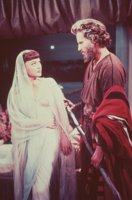 Anne Baxter در صحنه فیلم سینمایی ده فرمان به همراه Charlton Heston