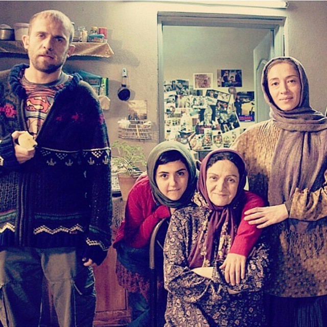 تصویری از بابک حمیدیان، بازیگر و تهیه کننده سینما و تلویزیون در حال بازیگری سر صحنه یکی از آثارش