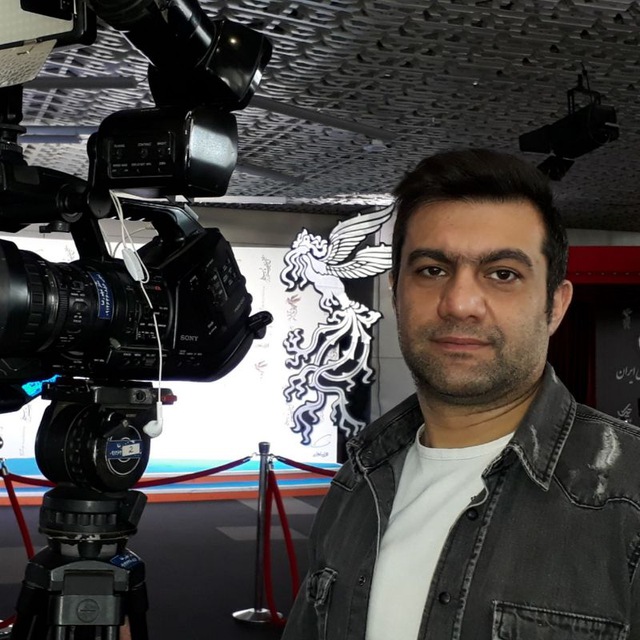 تصویری از امیر کرم یزدی، کارگردان و نویسنده سینما و تلویزیون در پشت صحنه یکی از آثارش