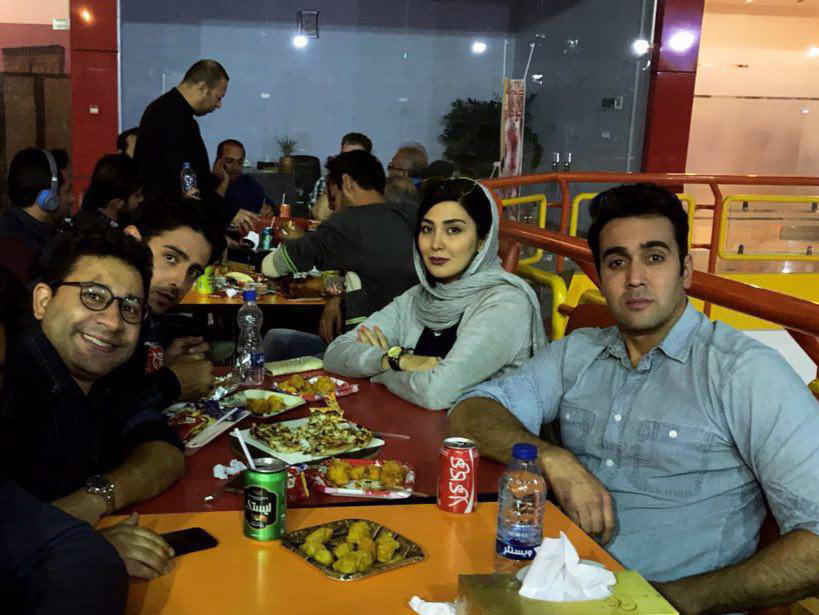 امیرحسین آرمان در پشت صحنه سریال تلویزیونی مرز خوشبختی به همراه پوریا پورسرخ، سروش جمشیدی و مریم معصومی