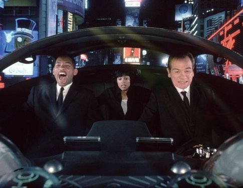 روزاریو داوسون در صحنه فیلم سینمایی مردان سیاه پوش ۲ به همراه ویل اسمیت و تامی لی جونز