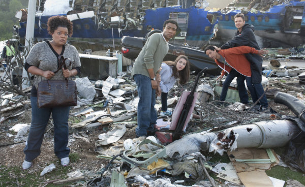 دونالد گلاور در صحنه سریال تلویزیونی Community به همراه Joel McHale، الیسون بری، دنی پودی و Yvette Nicole Brown
