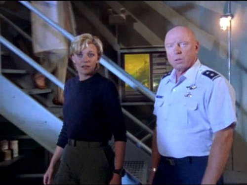 Don S. Davis در صحنه سریال تلویزیونی دروازه ستارگان اس جی-۱ به همراه Amanda Tapping