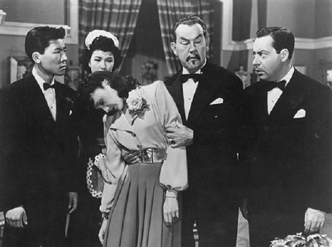 Victor Sen Yung در صحنه فیلم سینمایی Charlie Chan in Rio به همراه Sidney Toler، Harold Huber، Mary Beth Hughes و Cobina Wright