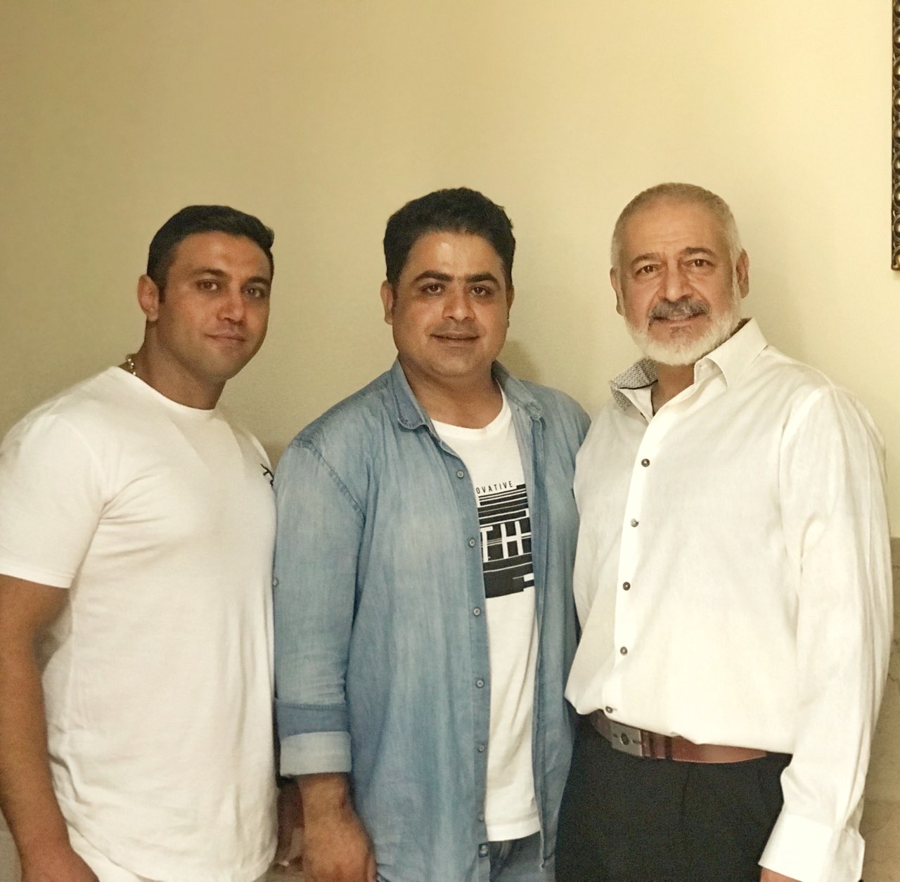 مجید مشیری در پشت صحنه سریال تلویزیونی مس به همراه رامین الماسی