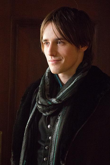 Reeve Carney در صحنه سریال تلویزیونی جدال با هیولا ها