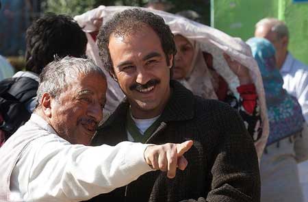 تصویری از محسن تنابنده، بازیگر و نویسنده سینما و تلویزیون در پشت صحنه یکی از آثارش به همراه علیرضا خمسه