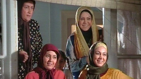 بهنوش بختیاری در صحنه سریال تلویزیونی خانه به‌دوش به همراه آناهیتا همتی، مریم امیرجلالی و فلور نظری