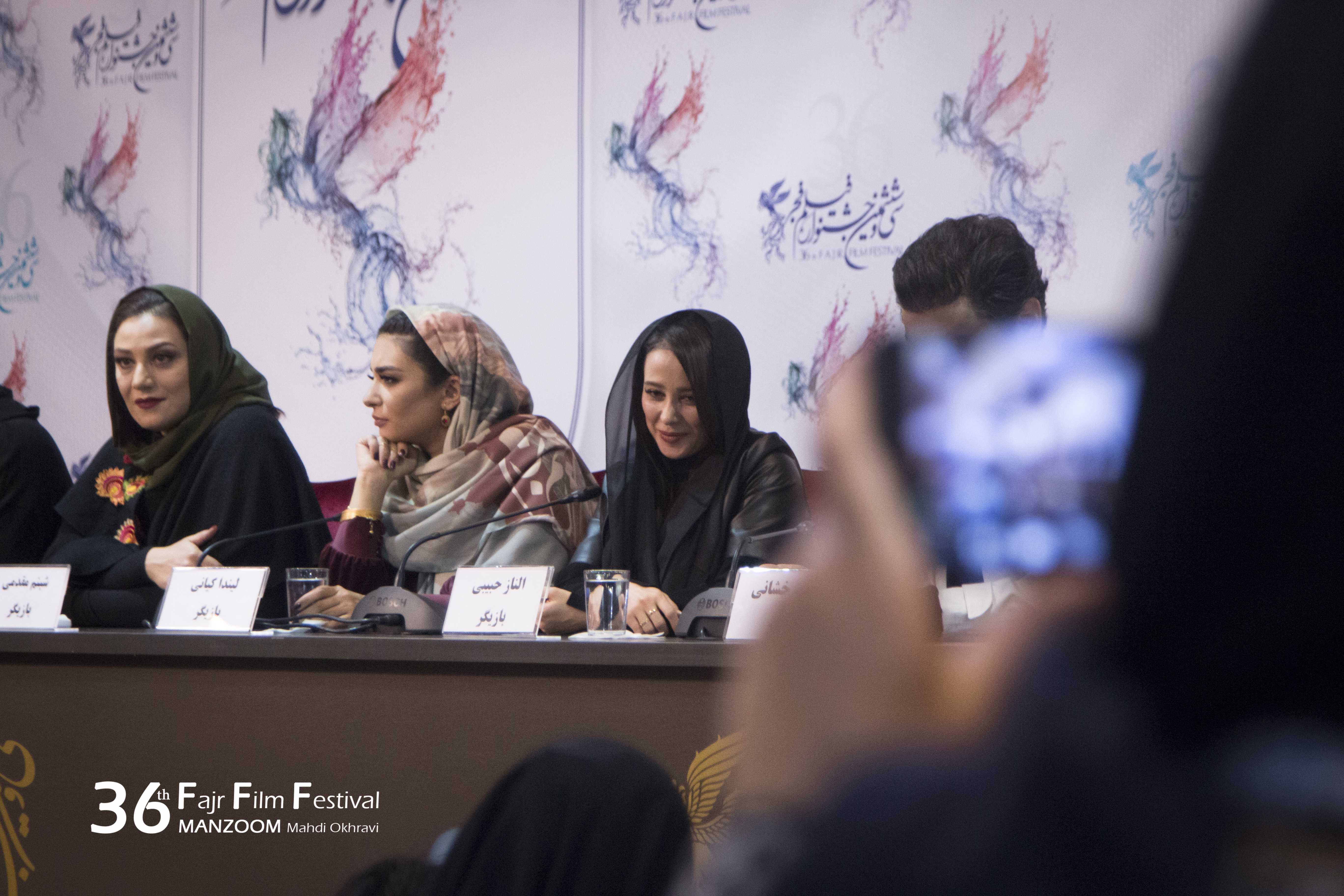 الناز حبیبی در نشست خبری فیلم سینمایی خجالت نکش به همراه شبنم مقدمی و لیندا کیانی