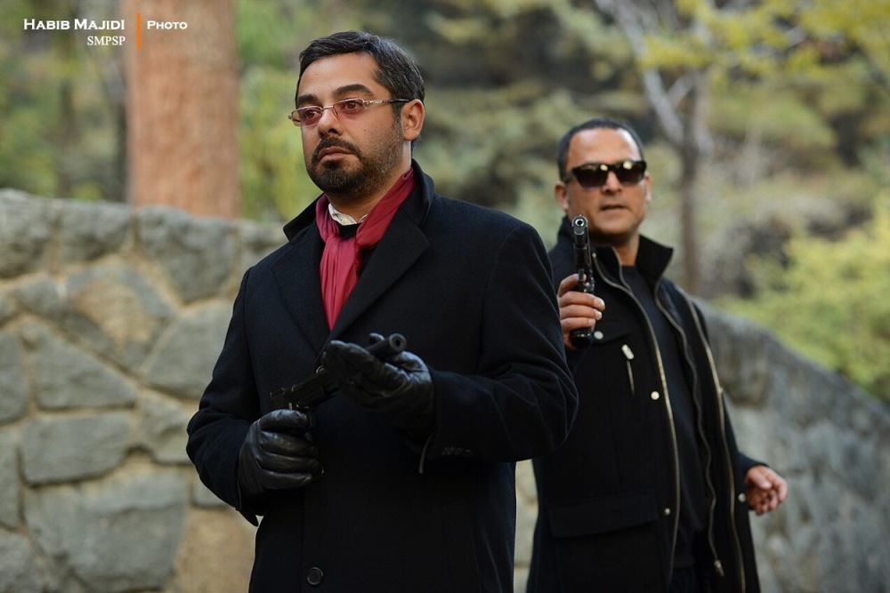 سام قریبیان در صحنه سریال شبکه نمایش خانگی عالیجناب به همراه حسین یاری
