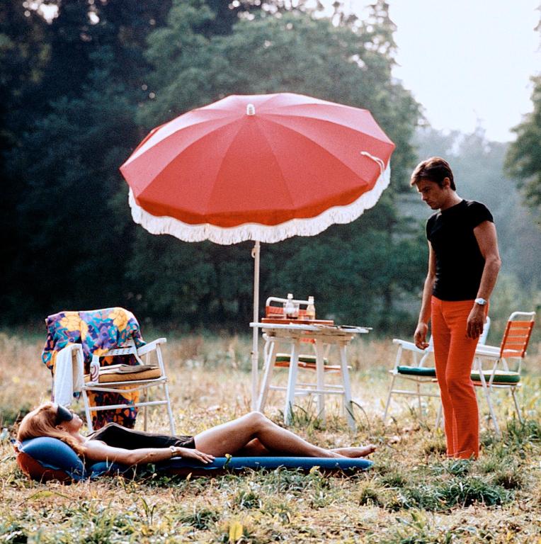 Alain Delon در صحنه فیلم سینمایی Diaboliquement vôtre به همراه Senta Berger