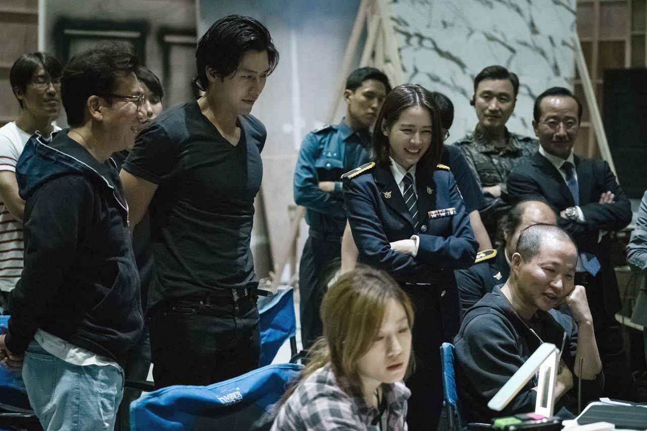 Ye-jin Son در صحنه فیلم سینمایی The Negotiation به همراه Hyun Bin