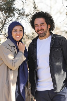 ویدا جوان در پشت صحنه سریال تلویزیونی زیر همکف به همراه سیدهومن شاهی