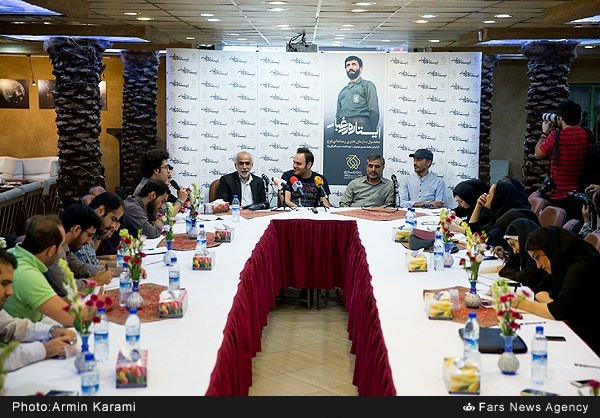 هادی حجازی‌فر در نشست خبری فیلم سینمایی ایستاده در‌ غبار به همراه محمدحسین مهدویان