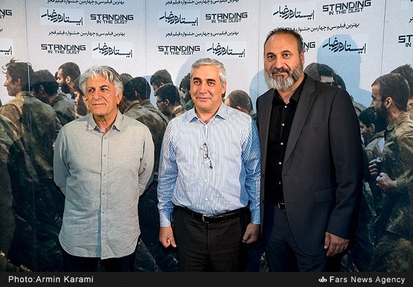 حمید فرخ‌نژاد در اکران افتتاحیه فیلم سینمایی ایستاده در‌ غبار به همراه ابراهیم حاتمی‌کیا و رضا کیانیان