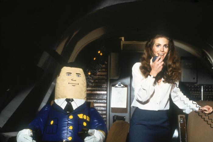جولی هاگرتی در صحنه فیلم سینمایی هواپیما! به همراه Otto