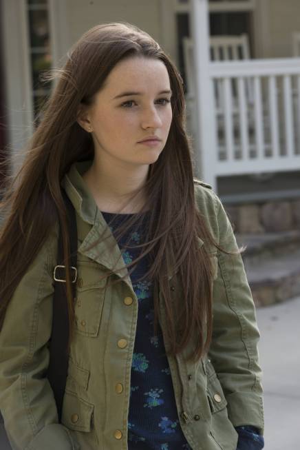 Kaitlyn Dever در صحنه سریال تلویزیونی درست به هدف