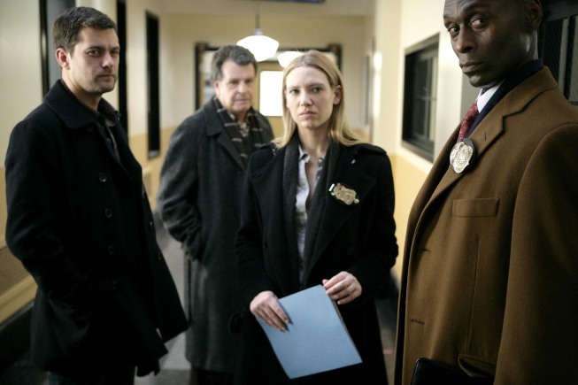 Anna Torv در صحنه سریال تلویزیونی فرینج به همراه لنس ردیک، جان نوبل و جاشوا جکسون
