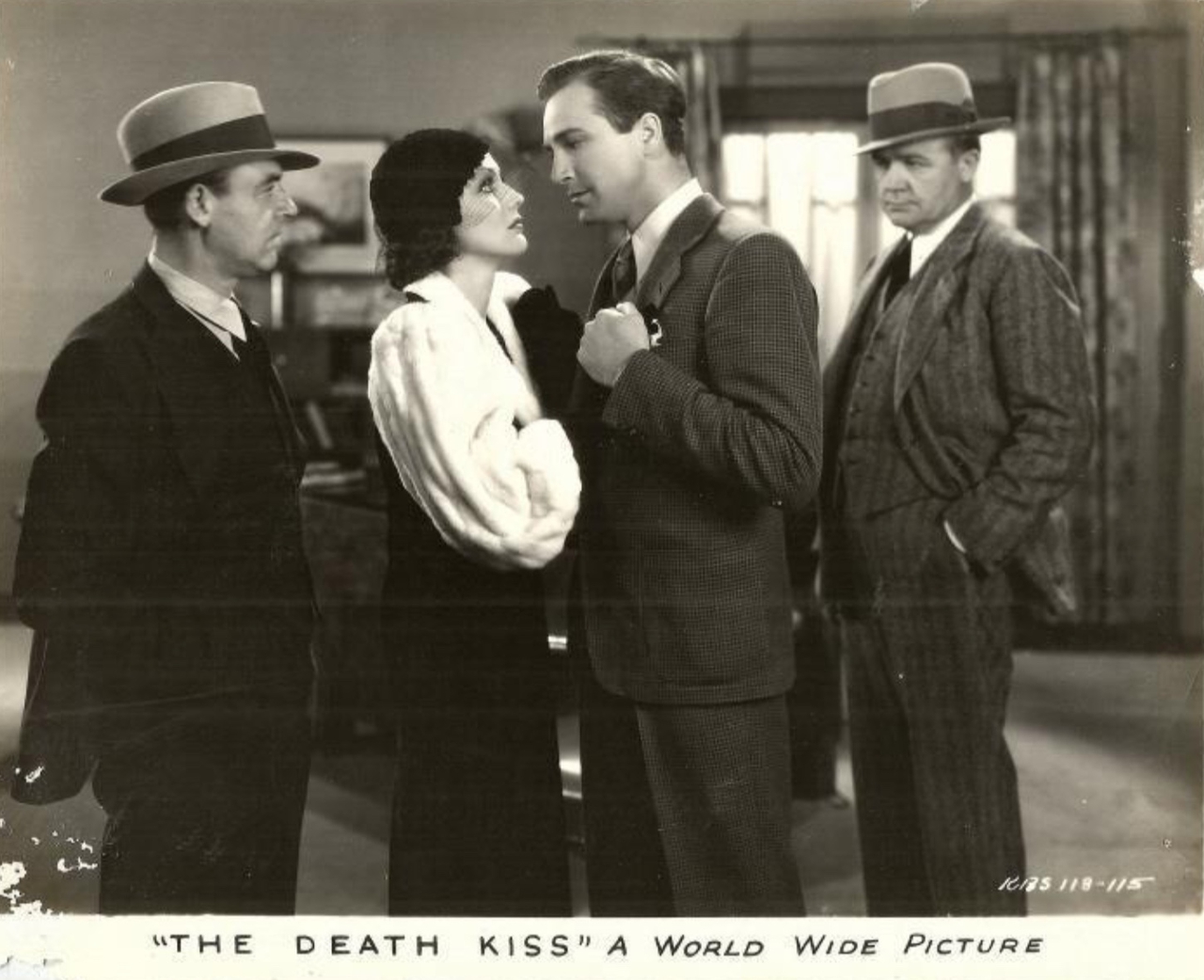 Wade Boteler در صحنه فیلم سینمایی The Death Kiss به همراه John Wray، David Manners و Adrienne Ames